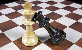 Les joueurs d’échecs russes et biélorusses autorisés à participer à des compétitions internationales
